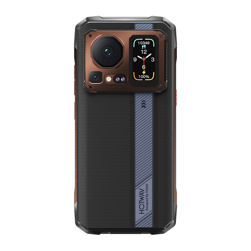 Retro di uno smartphone nero rugged con finitura testurizzata, modulo fotocamera in rame e piccolo schermo.