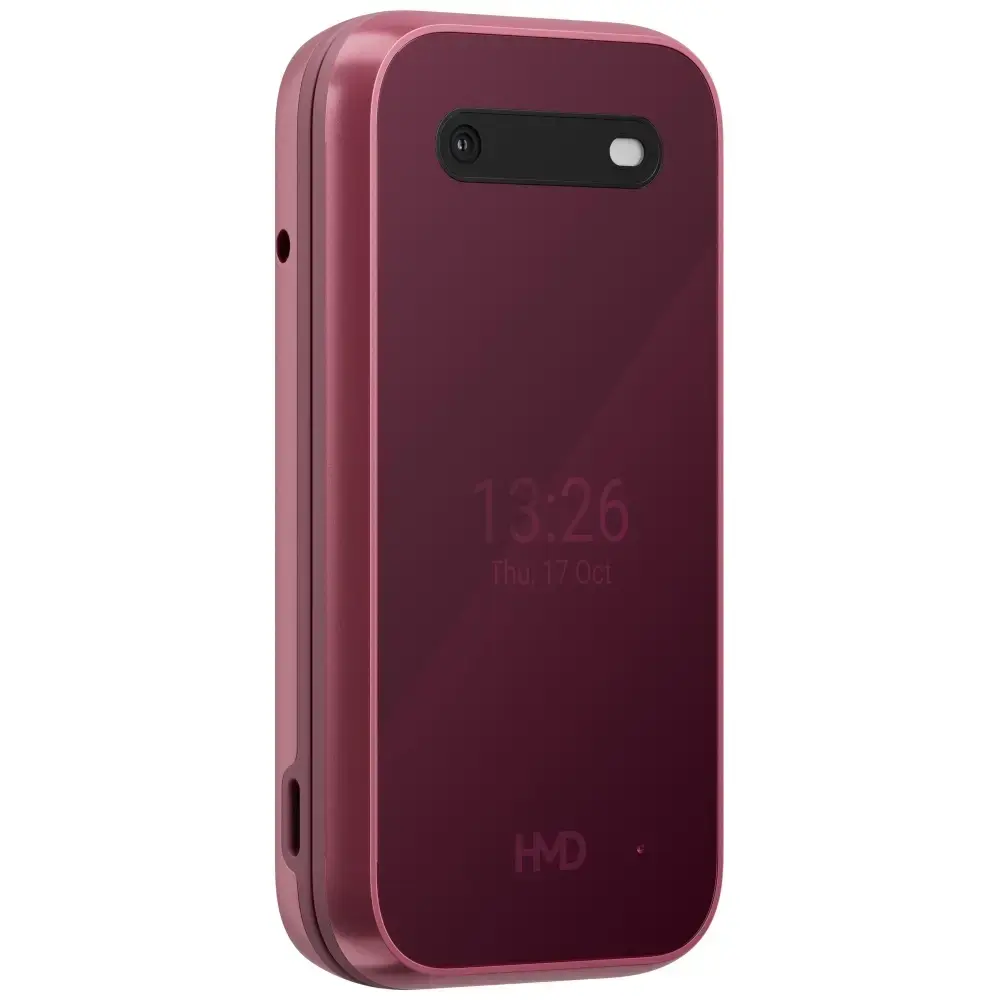 Un telefono a conchiglia HMD rosa chiuso con display esterno e fotocamera su superficie bianca.