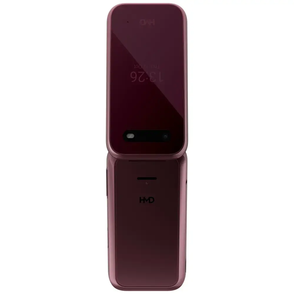 Un telefono cellulare a conchiglia HMD rosso scuro chiuso con schermo esterno e fotocamera su sfondo bianco.