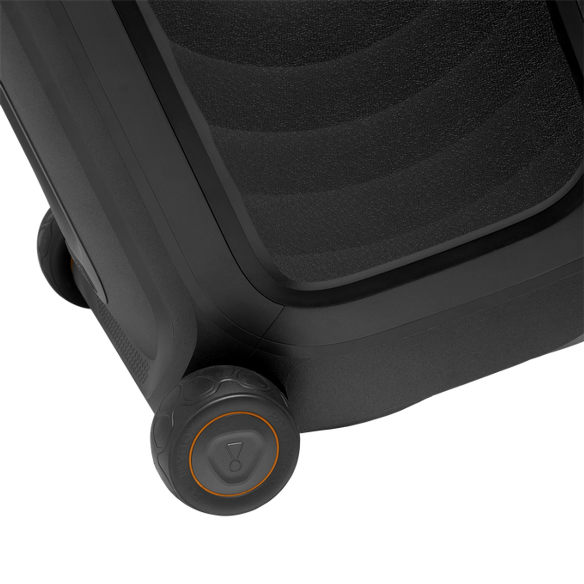 Primer plano de un dispositivo negro con ruedas resistentes con detalles naranjas y un logotipo en el lateral.