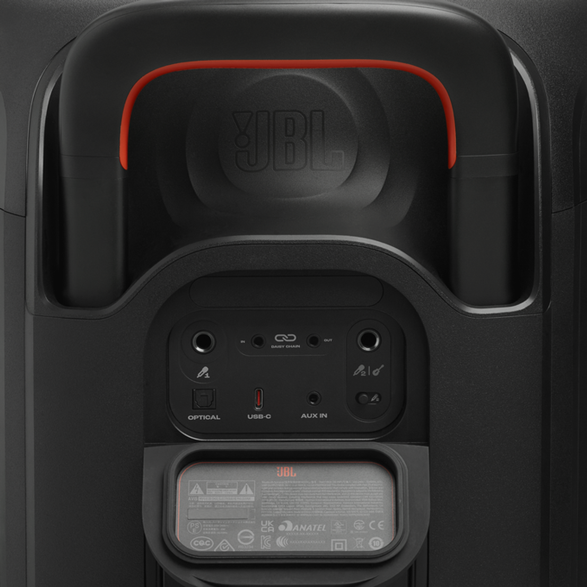 Panel trasero de un altavoz JBL negro con asa de transporte, varios puertos y controles.