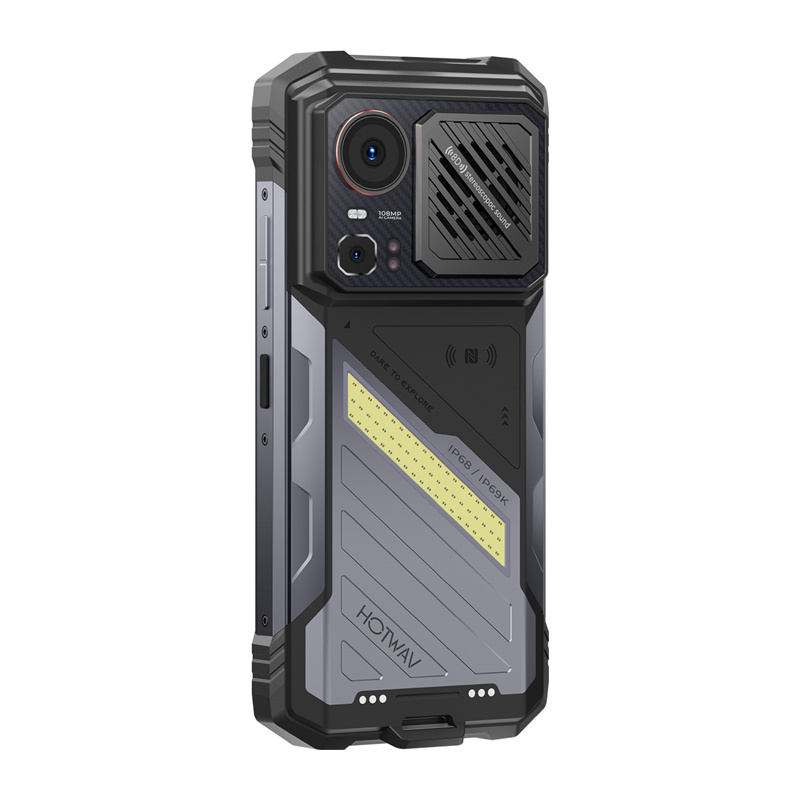 Retro di uno smartphone Hotwav nero e grigio robusto con modulo fotocamera e striscia LED.