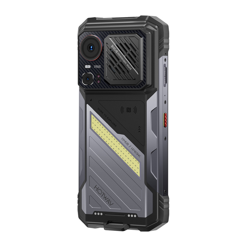 Retro di uno smartphone nero e grigio robusto con fotocamera, altoparlante e pannello luminoso a LED giallo.
