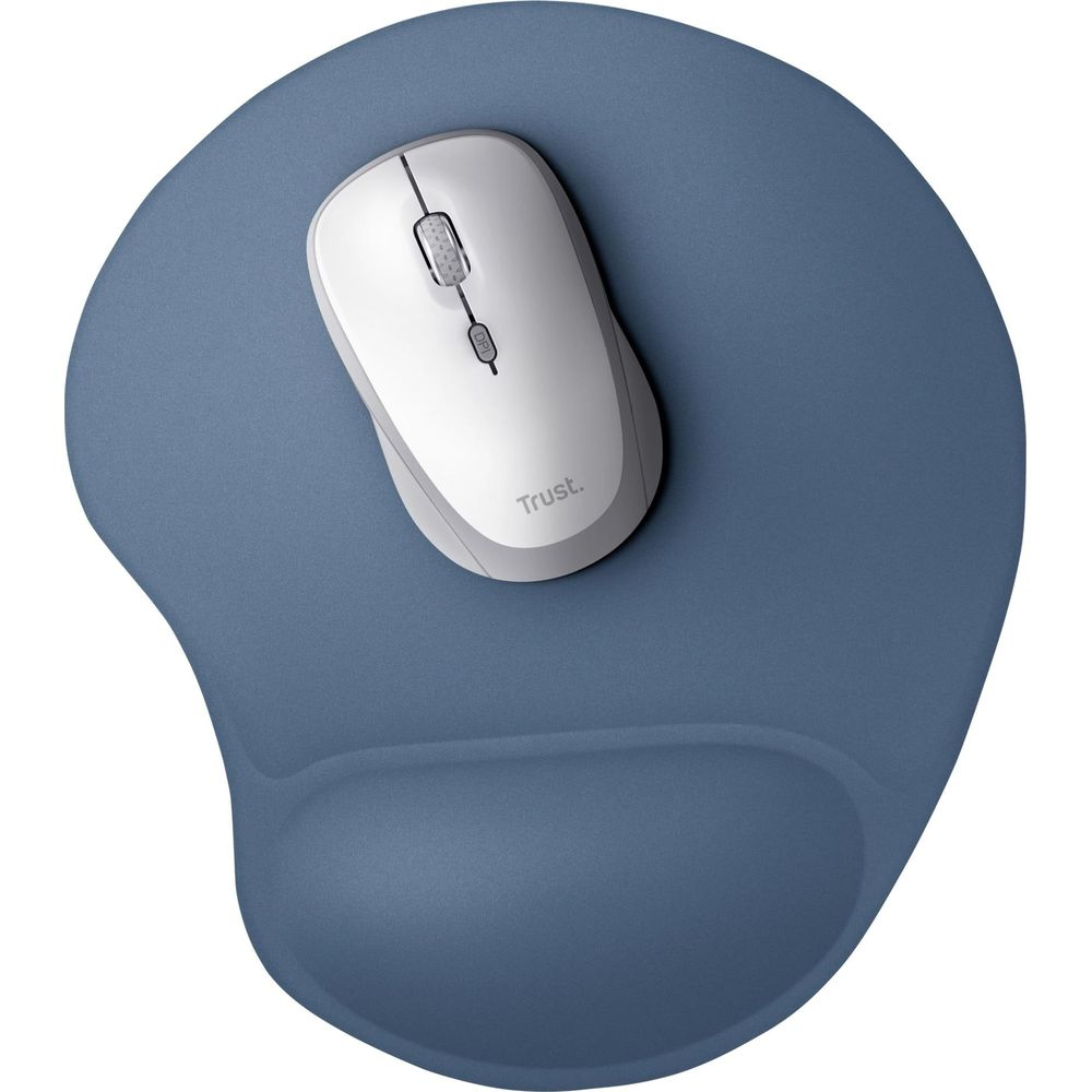 Un ratón inalámbrico blanco con la marca Trust descansa sobre una alfombrilla azul ergonómica con reposamuñecas.