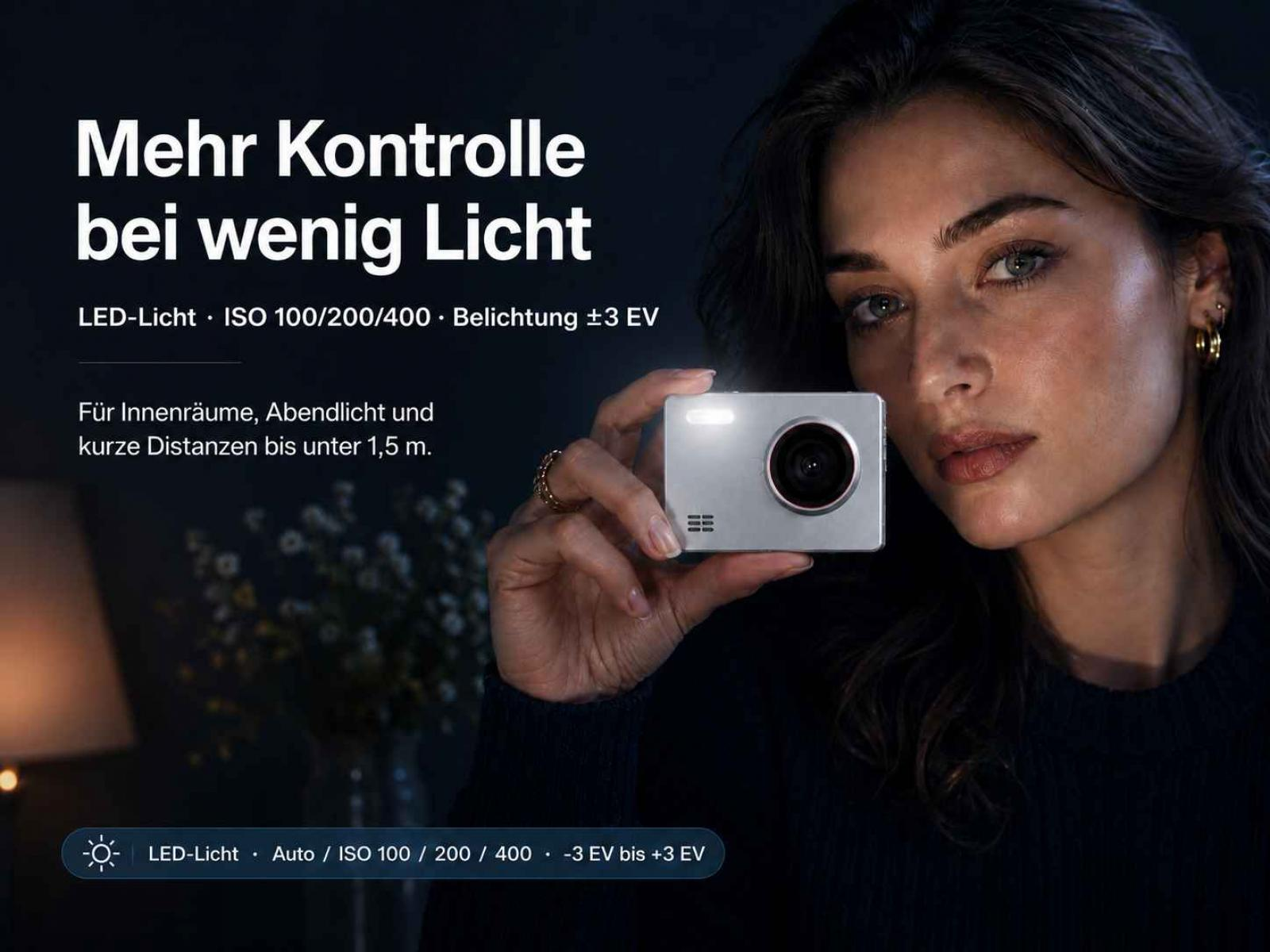 Eine Frau hält eine kleine silberne Kamera vor ihr Gesicht mit deutschem Werbetext.