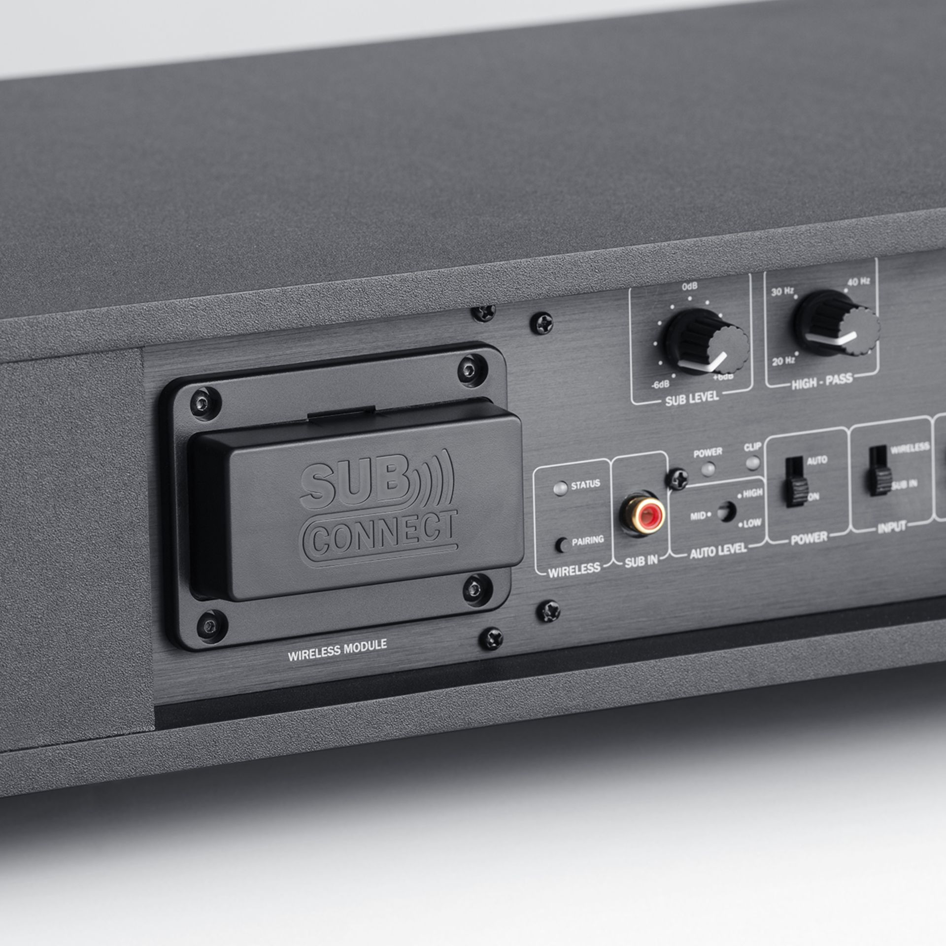 Panneau arrière d'un subwoofer avec un module sans fil Sub Connect intégré, des boutons et des ports.