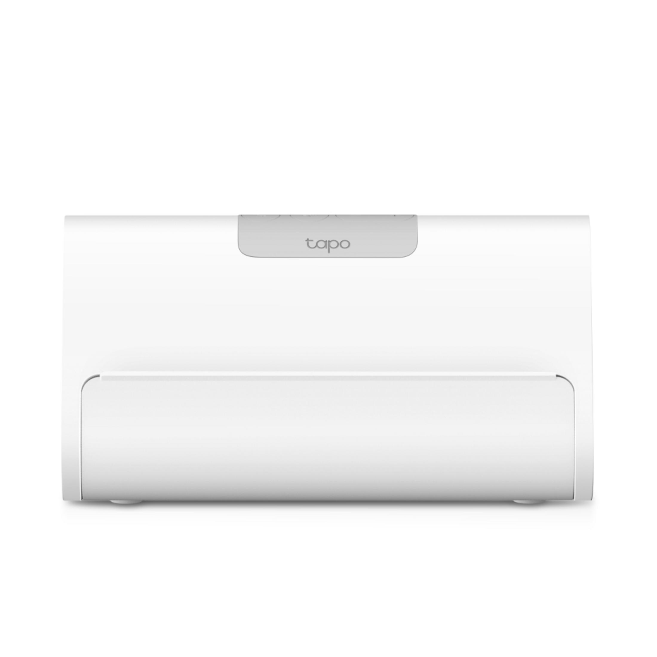 Un dispositivo Tapo blanco con esquinas redondeadas y logo gris sobre fondo blanco.