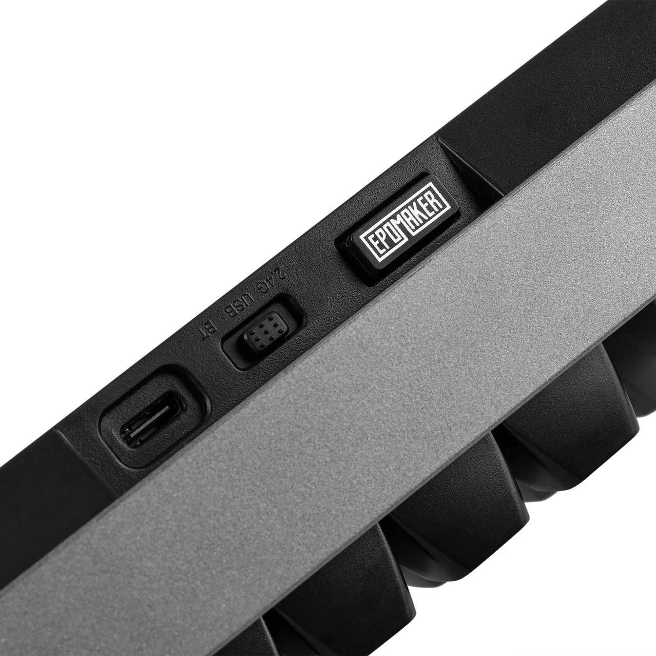 Widok z boku klawiatury Epomaker z portem USB-C, przełącznikiem trybów i logo na białym tle.
