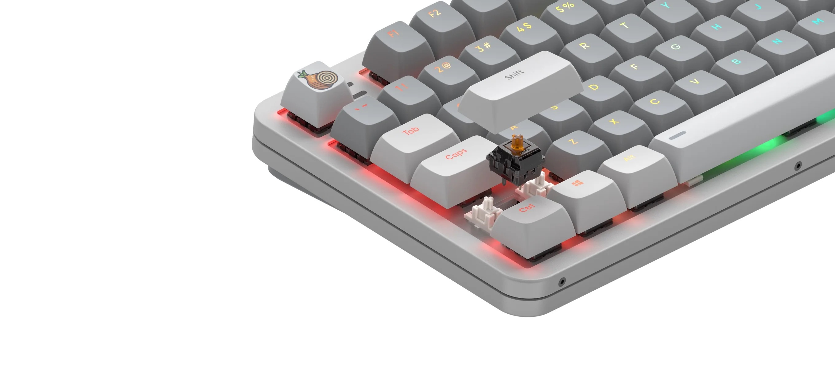 Primo piano di una tastiera meccanica grigia con un tasto maiuscolo sollevato e retroilluminazione rossa.
