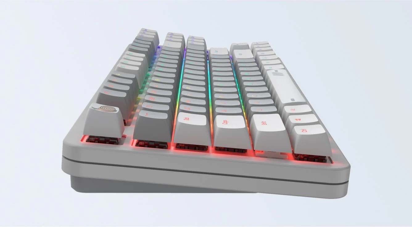Una tastiera meccanica ergonomica bianca con retroilluminazione RGB, vista di lato.
