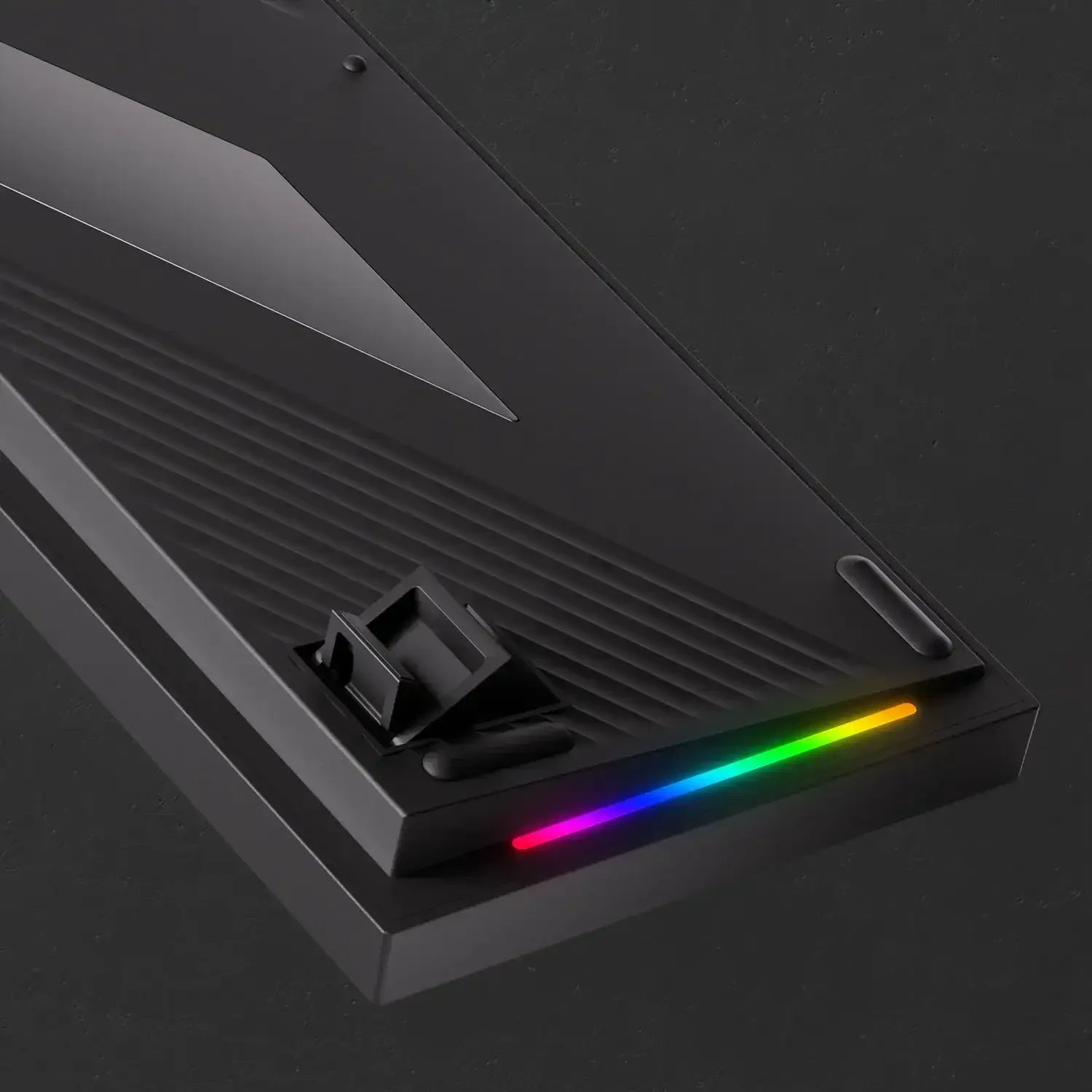 Uzatılmış ayaklı ve parlayan RGB ışık şeritli siyah mekanik klavyenin alt görünümü.