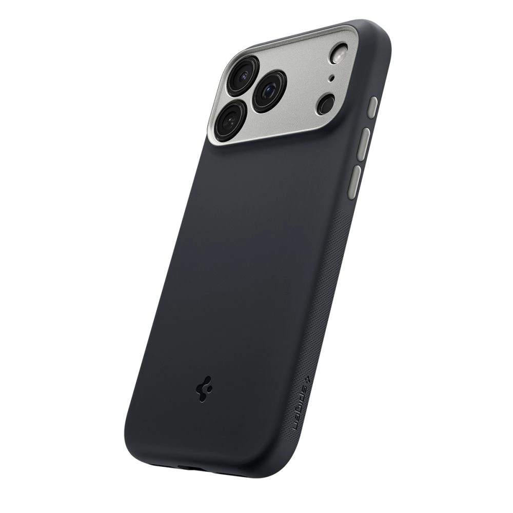 Eine schwarze Smartphone-Hülle mit silberner Kamerainsel auf der Rückseite, vor weißem Hintergrund.