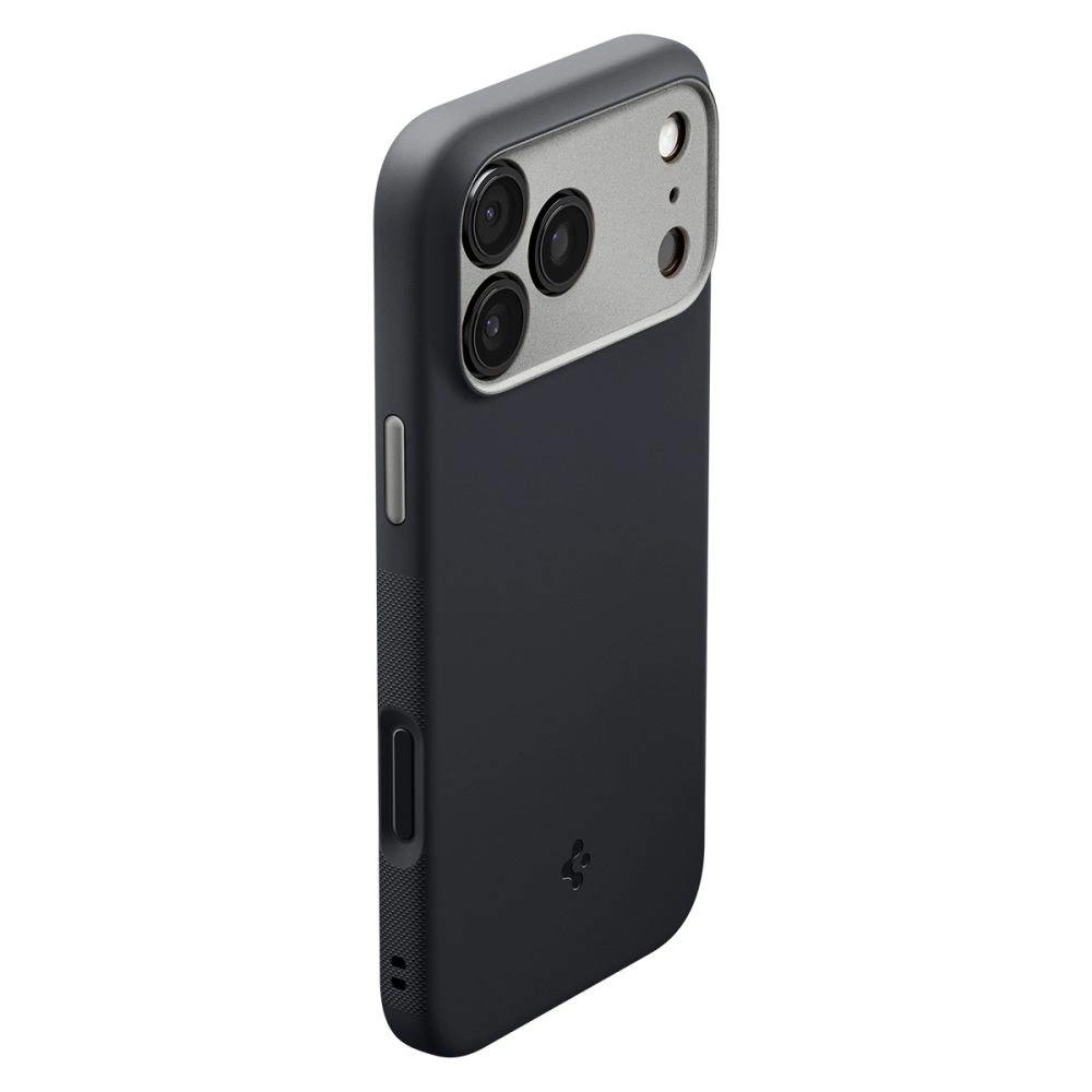 Ein schwarzes Smartphone in einer Schutzhülle zeigt die Rückseite mit Dreifach-Kamera und silberner Akzentblende.