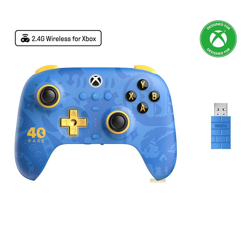 Niebieski kontroler Xbox z żółtymi akcentami, motywem Banjo-Kazooie i pasującym niebieskim adapterem USB na białym tle.