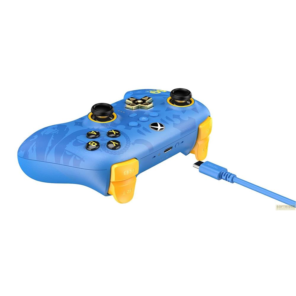 Niebieski kontroler Xbox z żółtymi akcentami i wzorami jest ładowany za pomocą niebieskiego kabla USB.