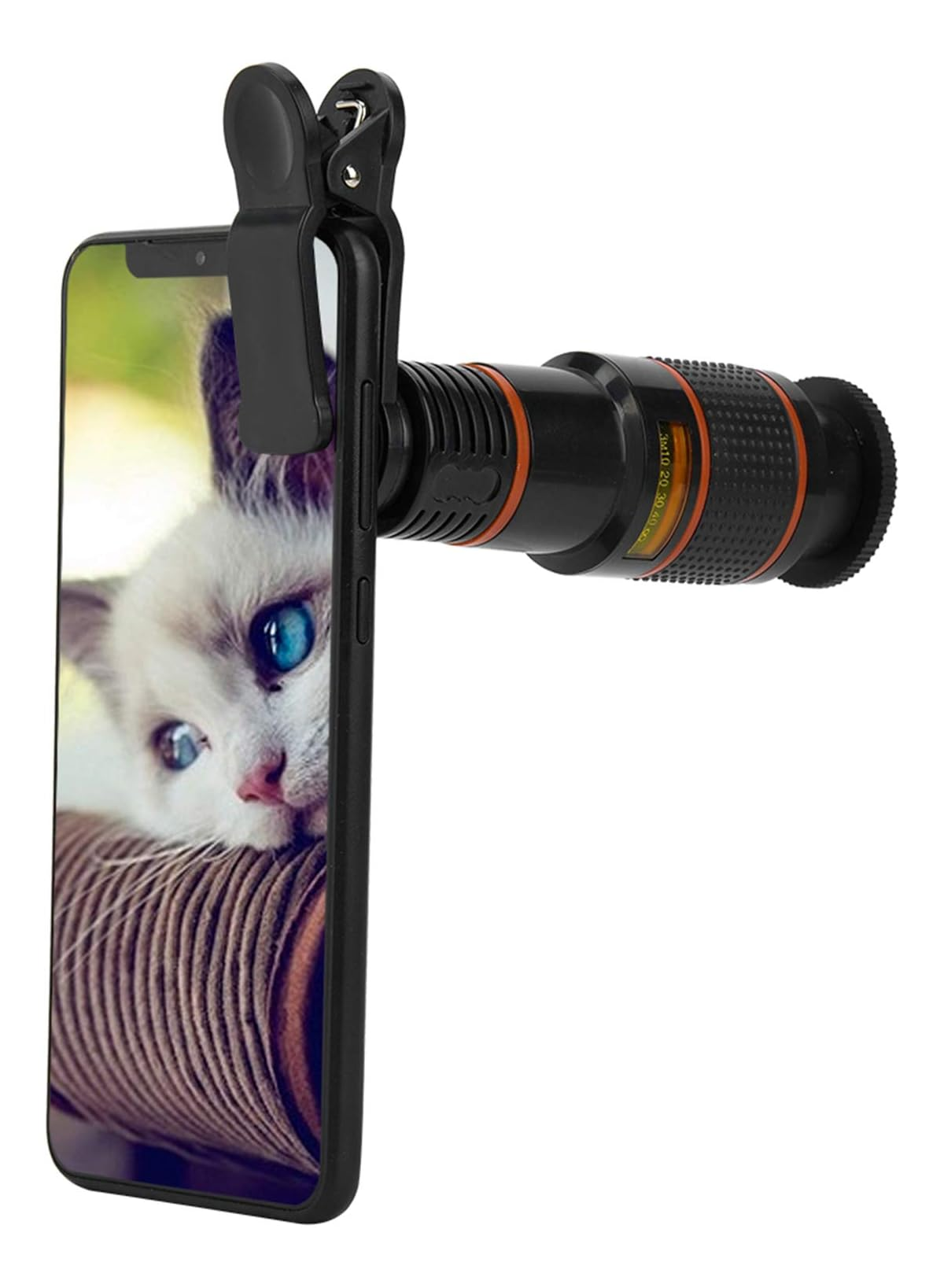 Ein schwarzes Smartphone mit Teleobjektiv per Clip, zeigt ein Katzenbild auf dem Bildschirm vor weißem Hintergrund.