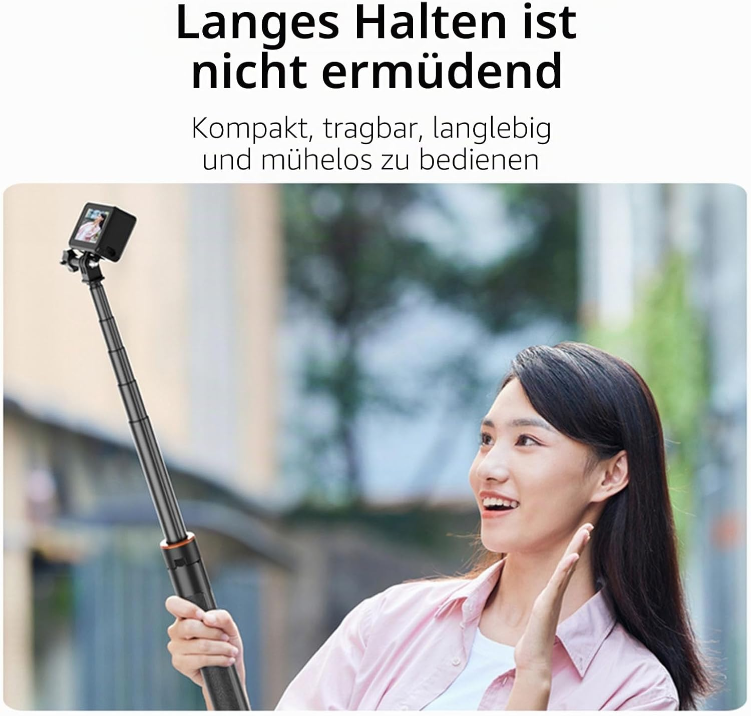 Eine lächelnde Frau hält draußen einen schwarzen Selfie-Stick mit Action-Kamera, mit deutschem Text oben.