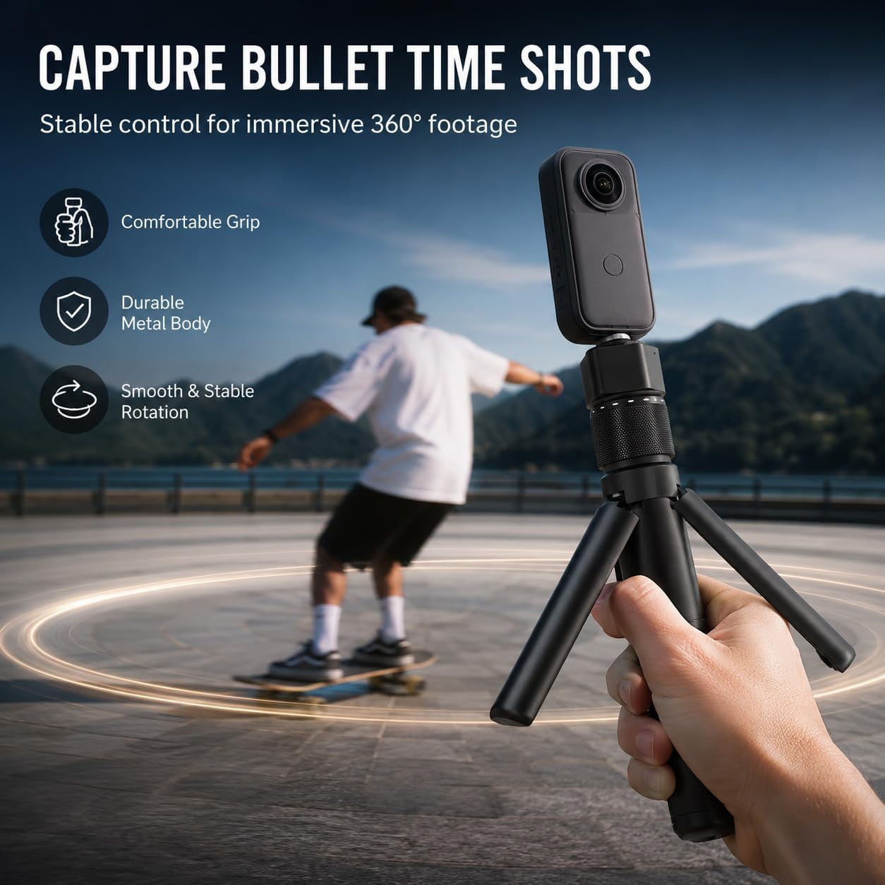Eine Hand hält einen schwarzen Selfie-Stick mit 360-Grad-Kamera, im Hintergrund Skater und Berge.
