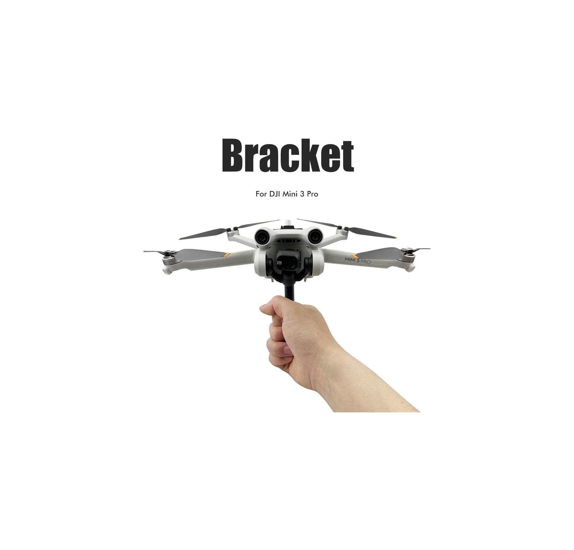 Eine Hand hält eine DJI Mini 3 Pro Drohne mit Halterung vor weißem Hintergrund.