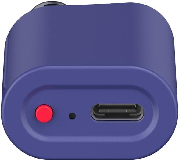 Niebieska kamera sportowa z czerwonym przyciskiem, małym otworem i portem USB-C.