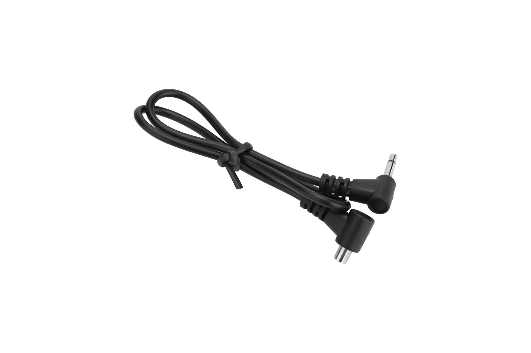 Ein zusammengerolltes schwarzes Audiokabel mit angewinkelten Steckern auf weißem Hintergrund.
