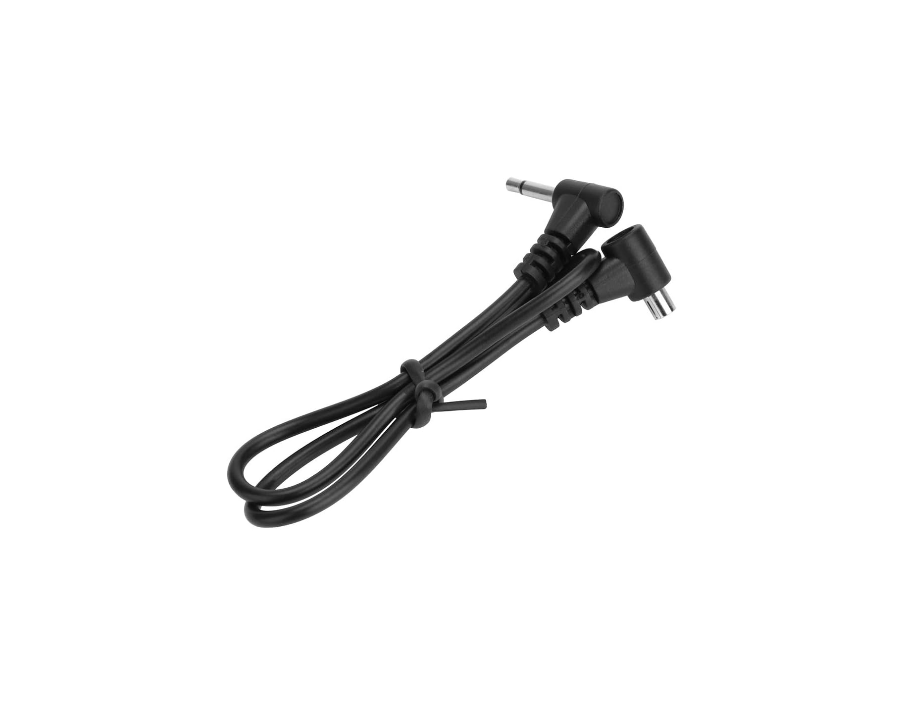 Ein zusammengerolltes schwarzes Audiokabel mit angewinkelten Steckern auf weißem Hintergrund.