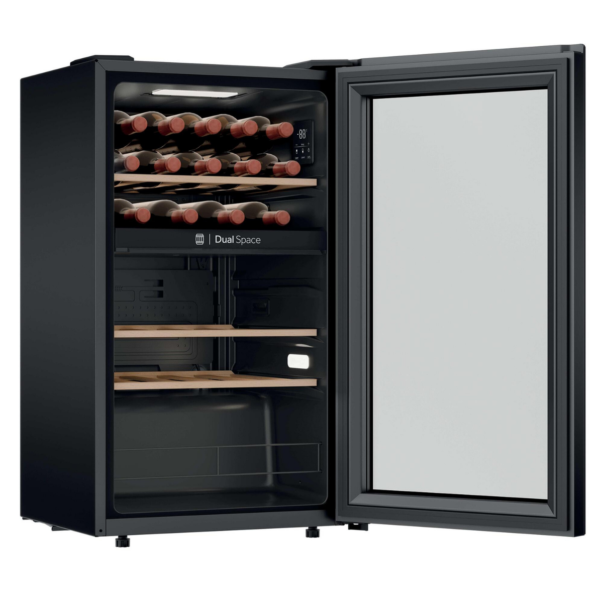Enfriador de vinos negro con puerta de vidrio, luz LED y estantes de madera, lleno de botellas.