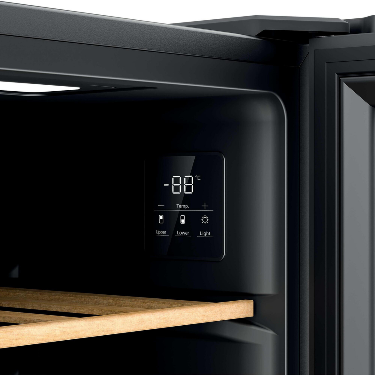 Interior de una vinoteca negra con pantalla digital, botones de zona superior e inferior, control de luz y estante de madera.