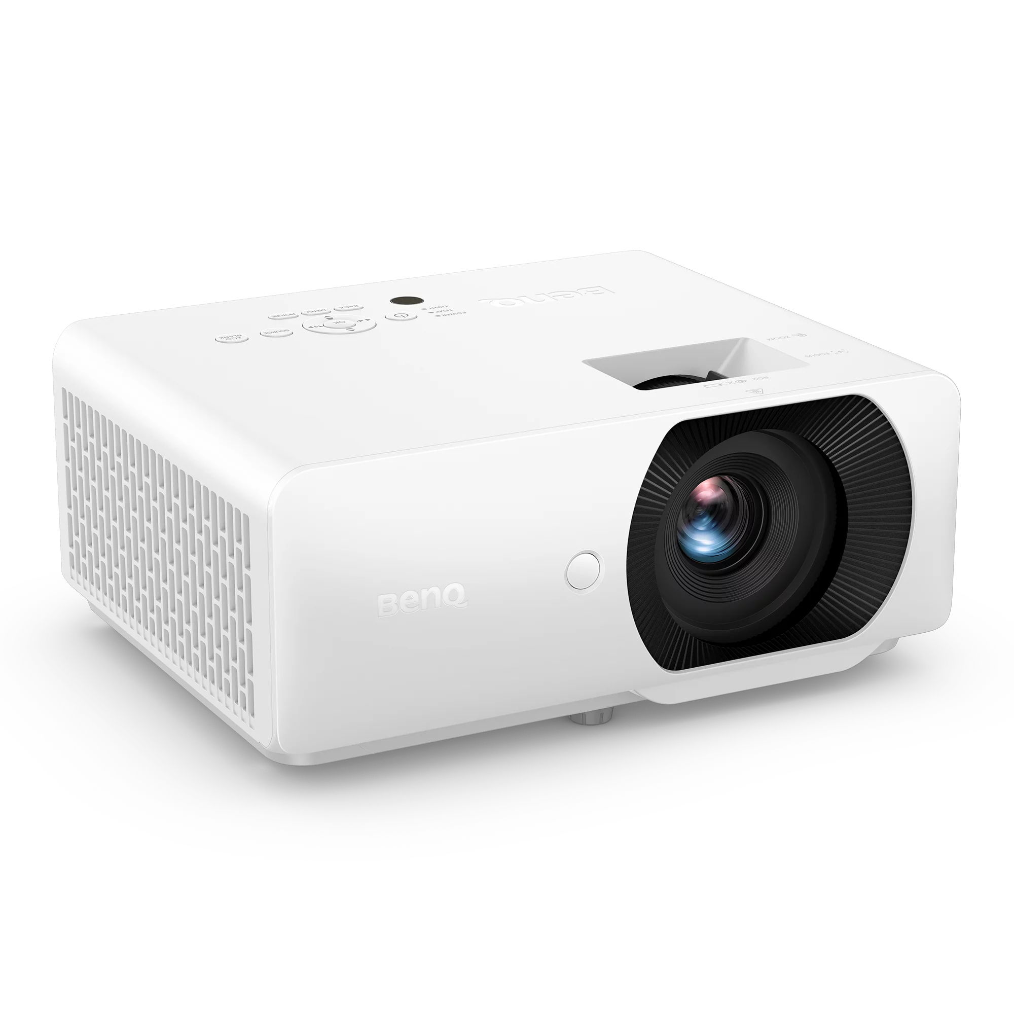 Ein weißer BenQ-Projektor mit schwarzer Frontlinse und Lüftungsgittern an der Seite auf weißem Hintergrund.