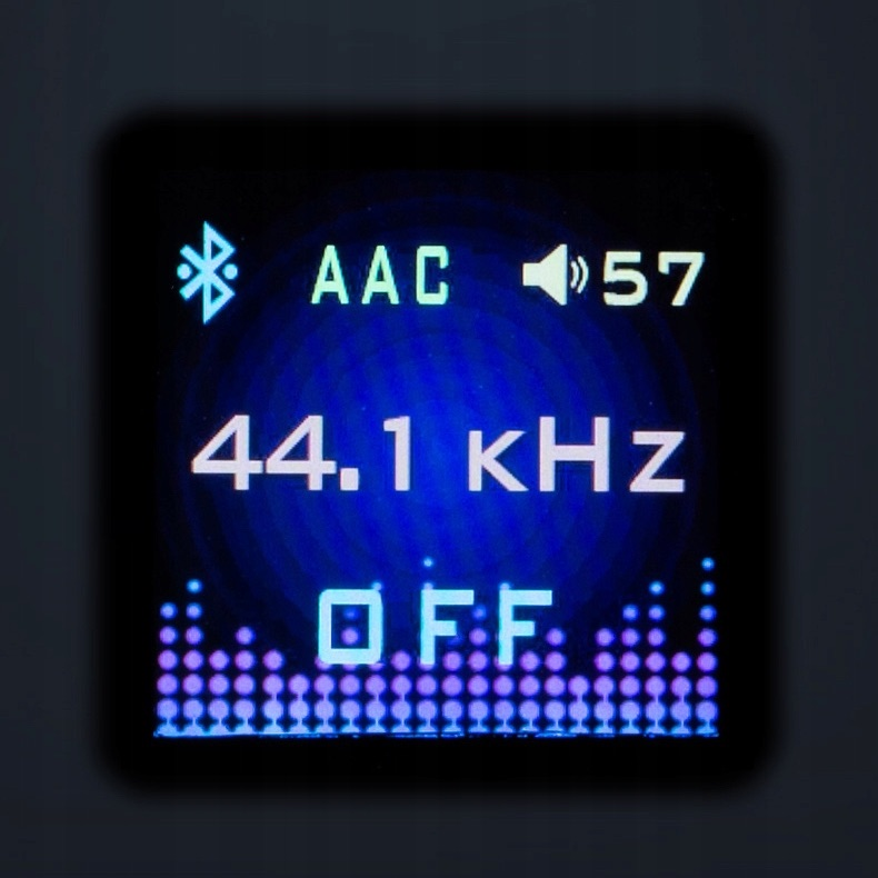 Mały niebieski wyświetlacz pokazuje ikonę Bluetooth, AAC, głośność 57, 44,1 kHz oraz ikonę wyłączenia korektora.