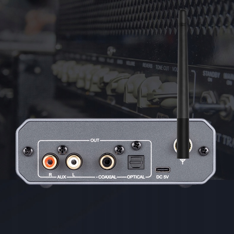 Zbliżenie tylnego panelu odbiornika audio z portami RCA, koaksjalnymi, optycznymi, DC 5V i anteną.