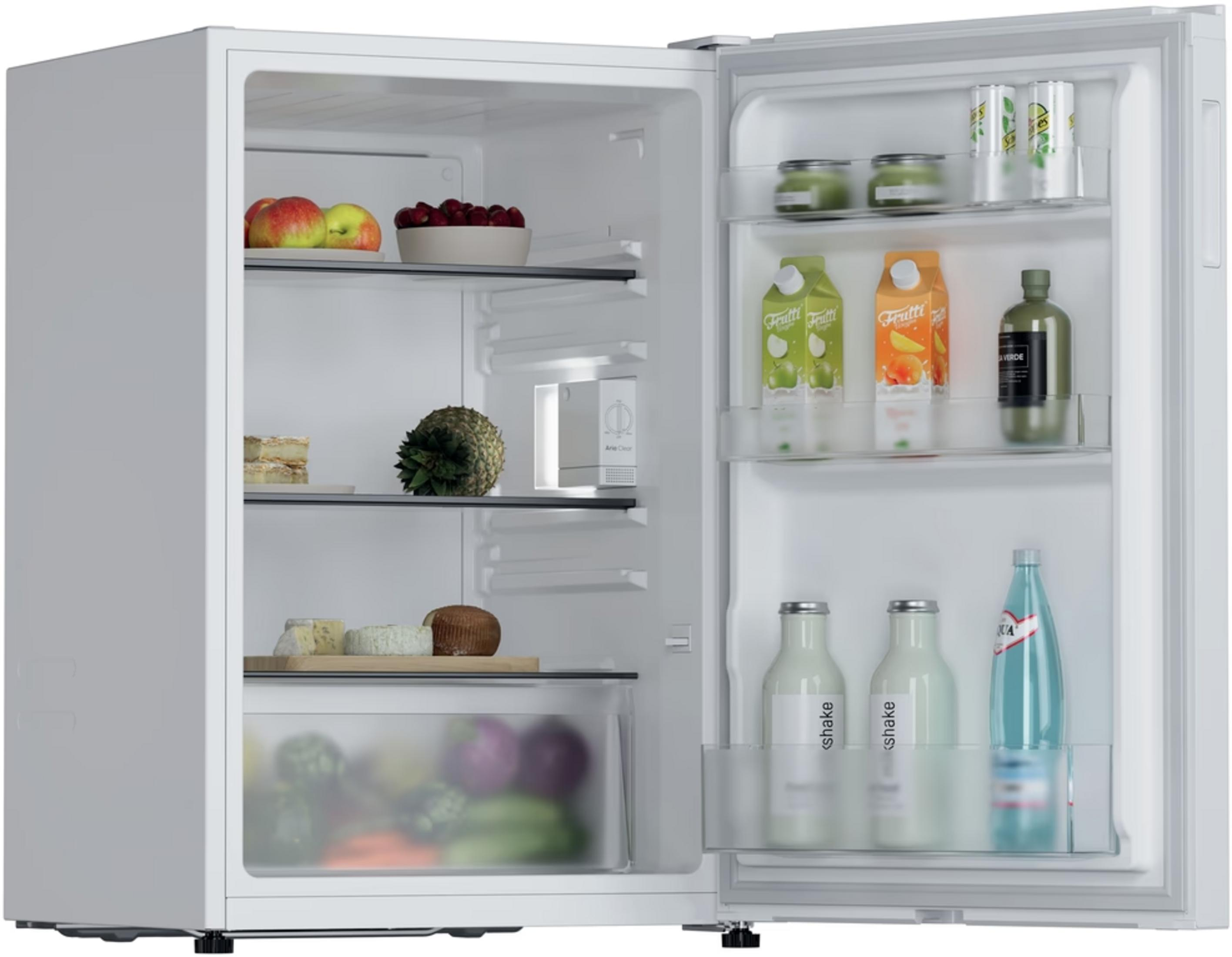 Refrigerador blanco abierto con alimentos frescos, fruta, bebidas y queso en los estantes.