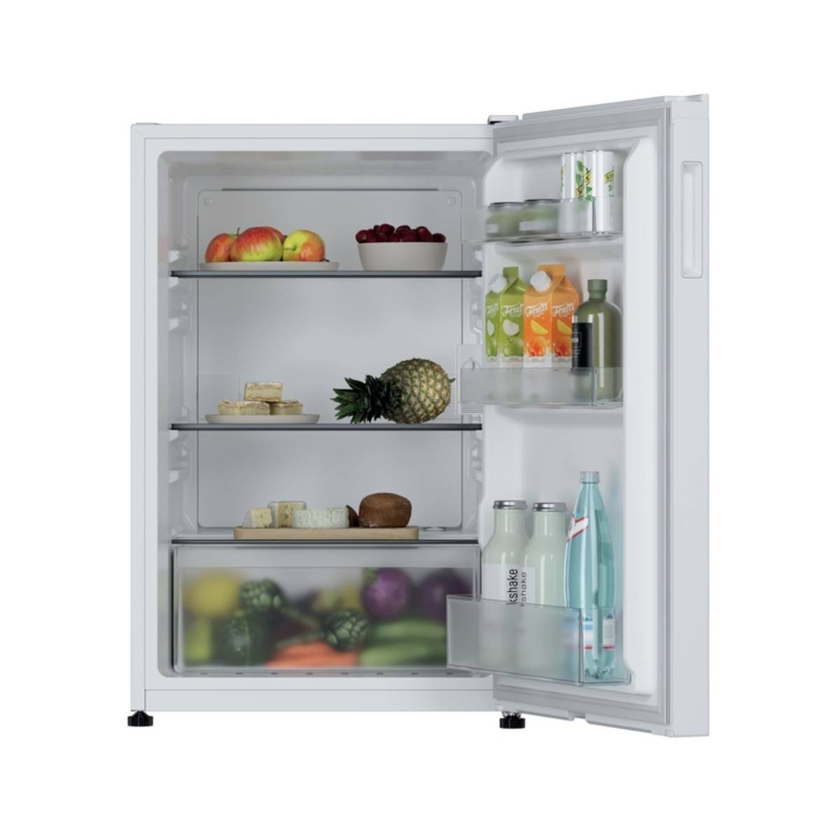 Un refrigerador blanco abierto lleno de frutas, jugos, botellas y alimentos en los estantes.