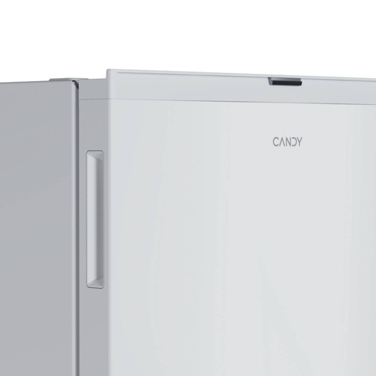 Primer plano de la puerta de un refrigerador blanco de la marca Candy con tirador vertical y logotipo.