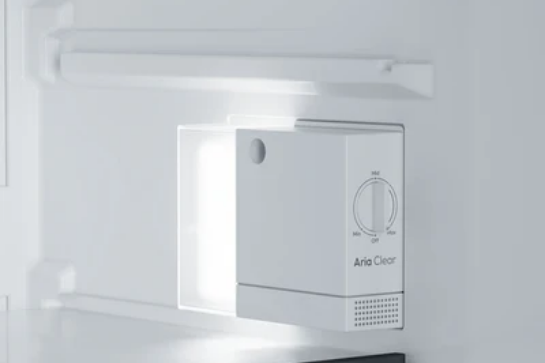 Un dispositivo Aria Clear blanco con dial giratorio y luz dentro de un refrigerador.