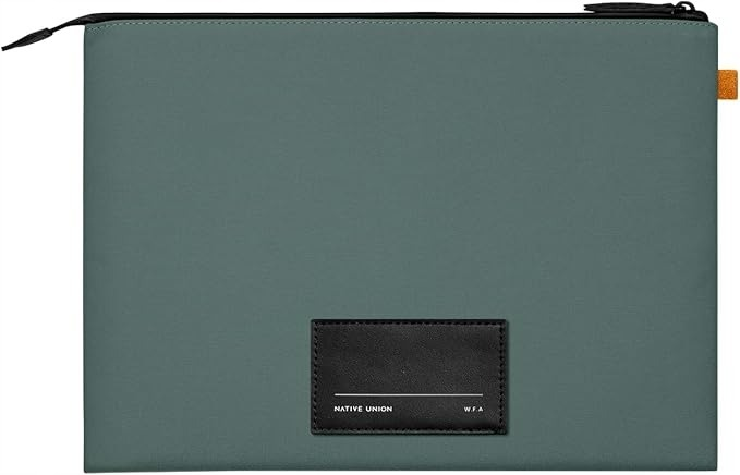 Szarozielone etui na laptopa z czarnym zamkiem błyskawicznym i czarnym skórzanym logo.