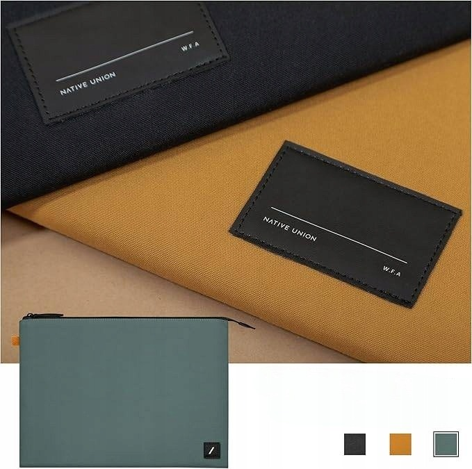 Trzy pokrowce na laptopy Native Union w kolorze czarnym, brązowym i zielonym, każdy z logo.