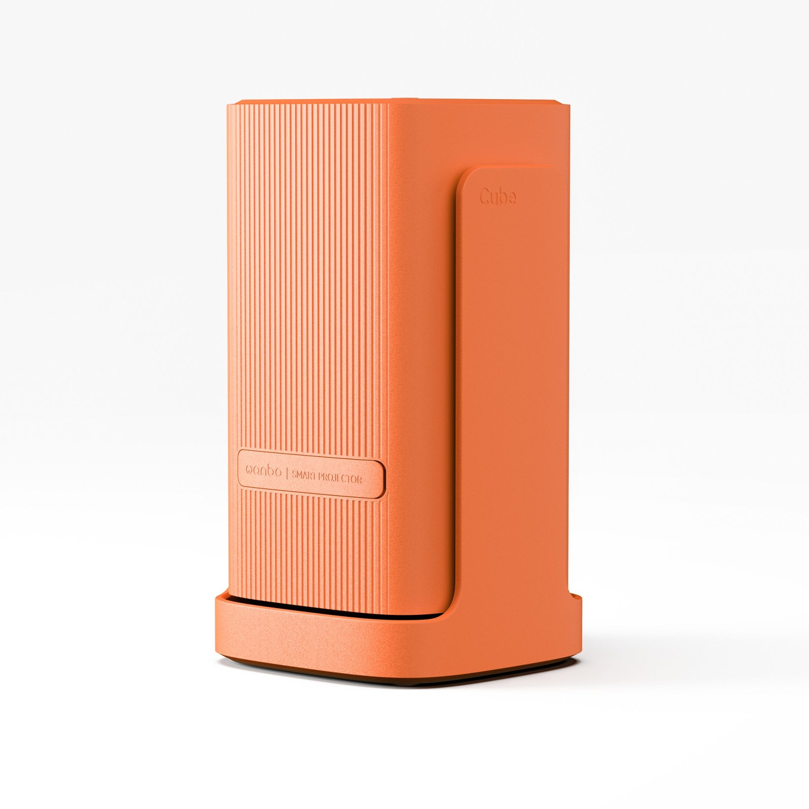 Pionowy, pomarańczowy projektor Wanbo Smart Projector Cube stoi na dopasowanej podstawce na białym tle.