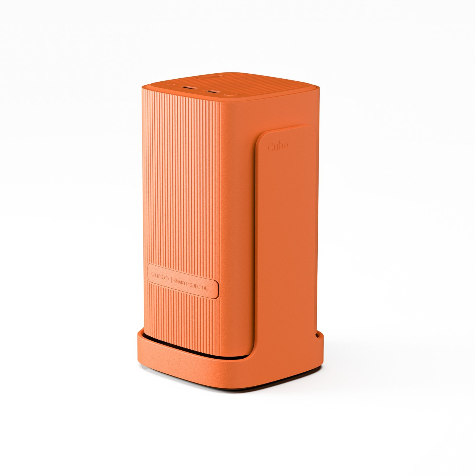 Pionowy pomarańczowy projektor Wanbo Smart Projector Cube stoi na pasującym stojaku na białym tle.