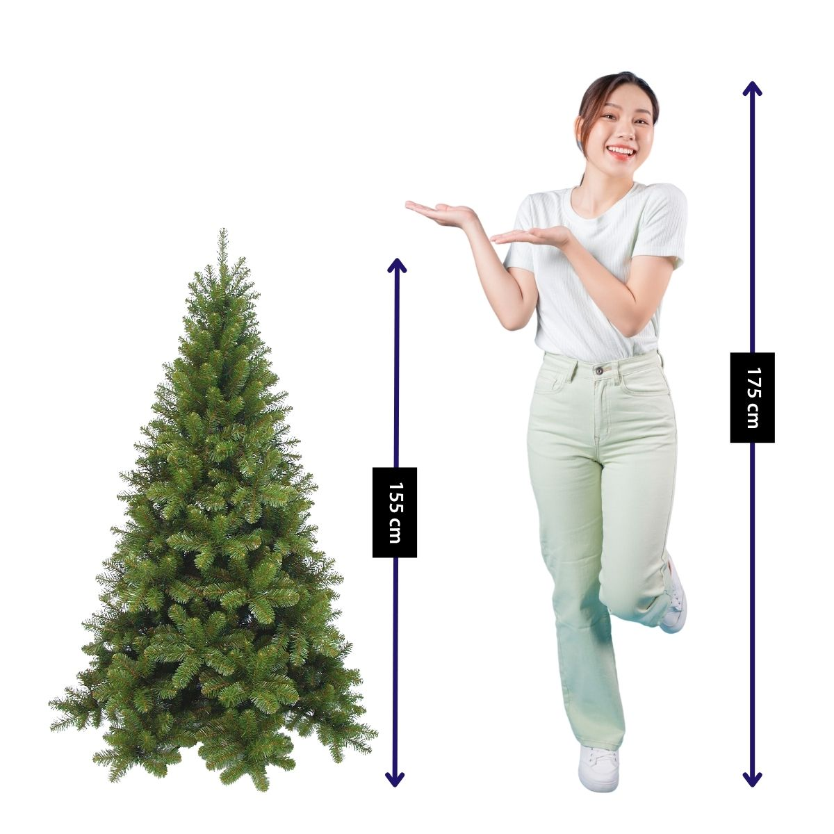 Une femme montrant un sapin de Noël artificiel avec des mesures de hauteur.