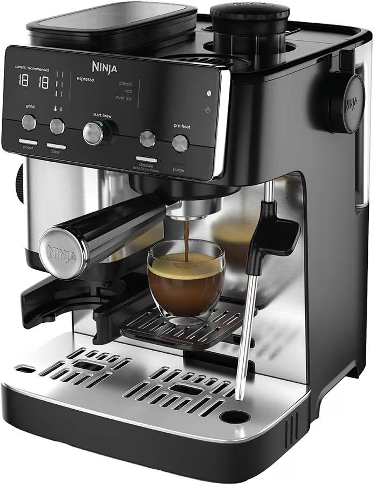 Cafetera espresso Ninja negra preparando café en una taza de vidrio sobre base plateada.