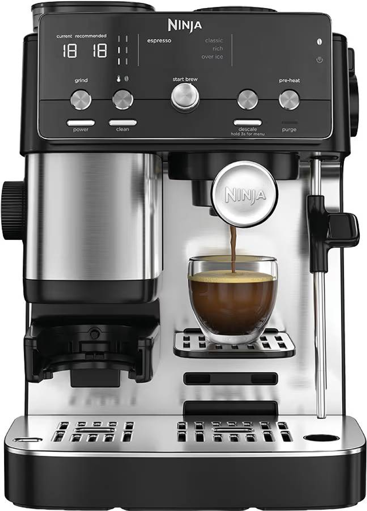 Una cafetera espresso Ninja negra y de acero inoxidable vierte café en una taza.