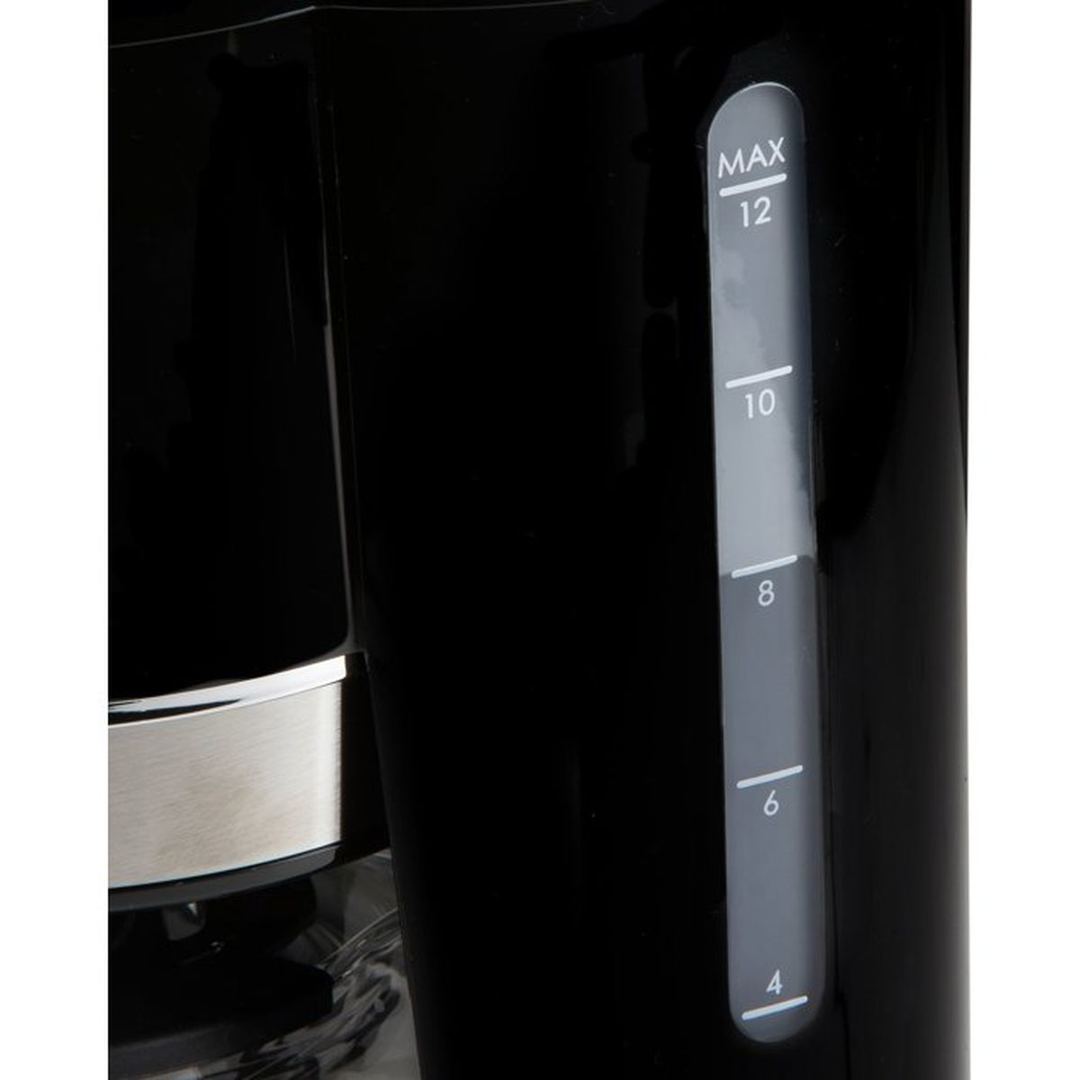 Nahaufnahme einer schwarzen Kaffeemaschine mit Wasserstandsanzeige von 4 bis 12 und Max.