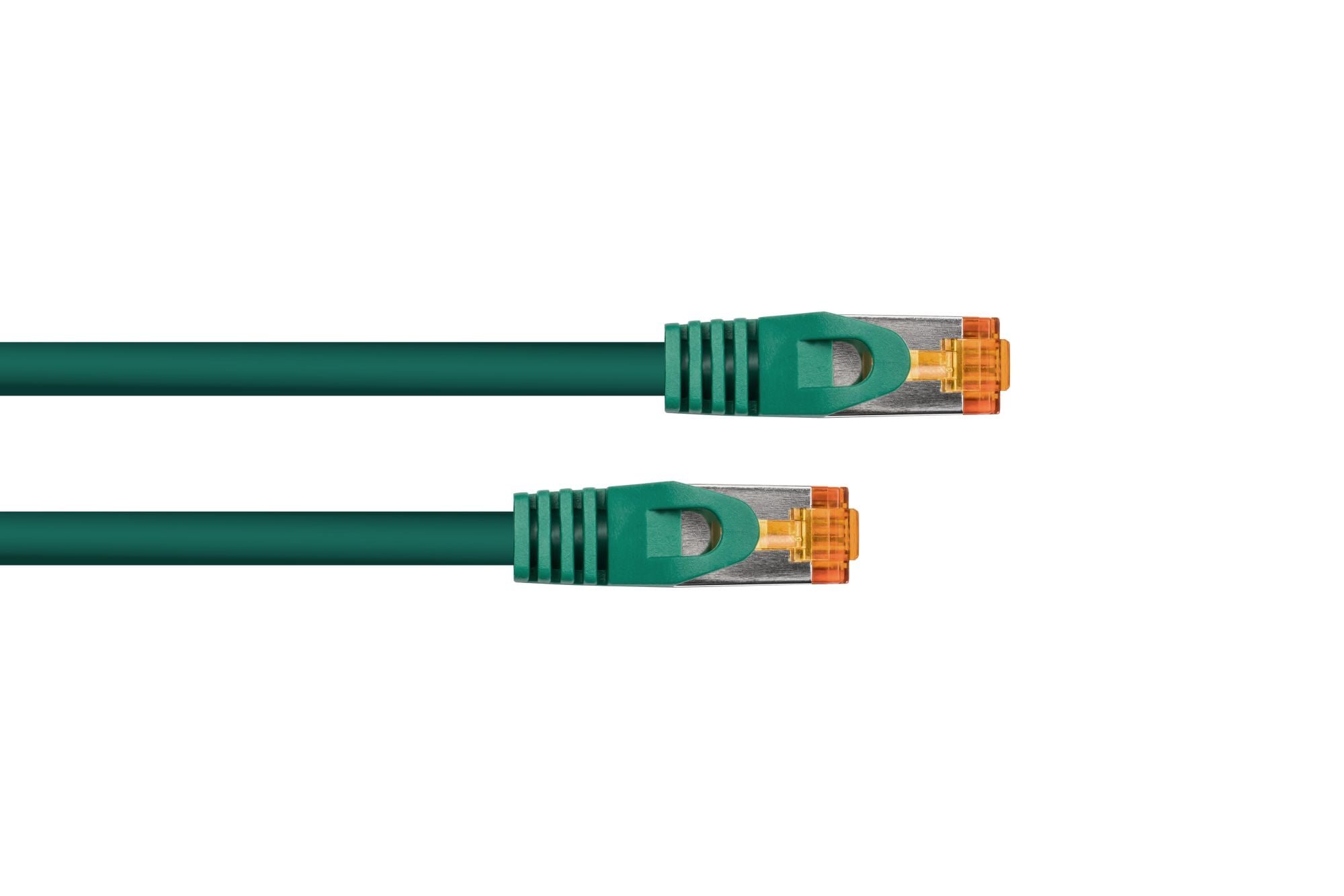 Zwei grüne Ethernet-Patchkabel mit silberner Metallabschirmung und orangen Kunststoff-Clips auf weißem Grund.