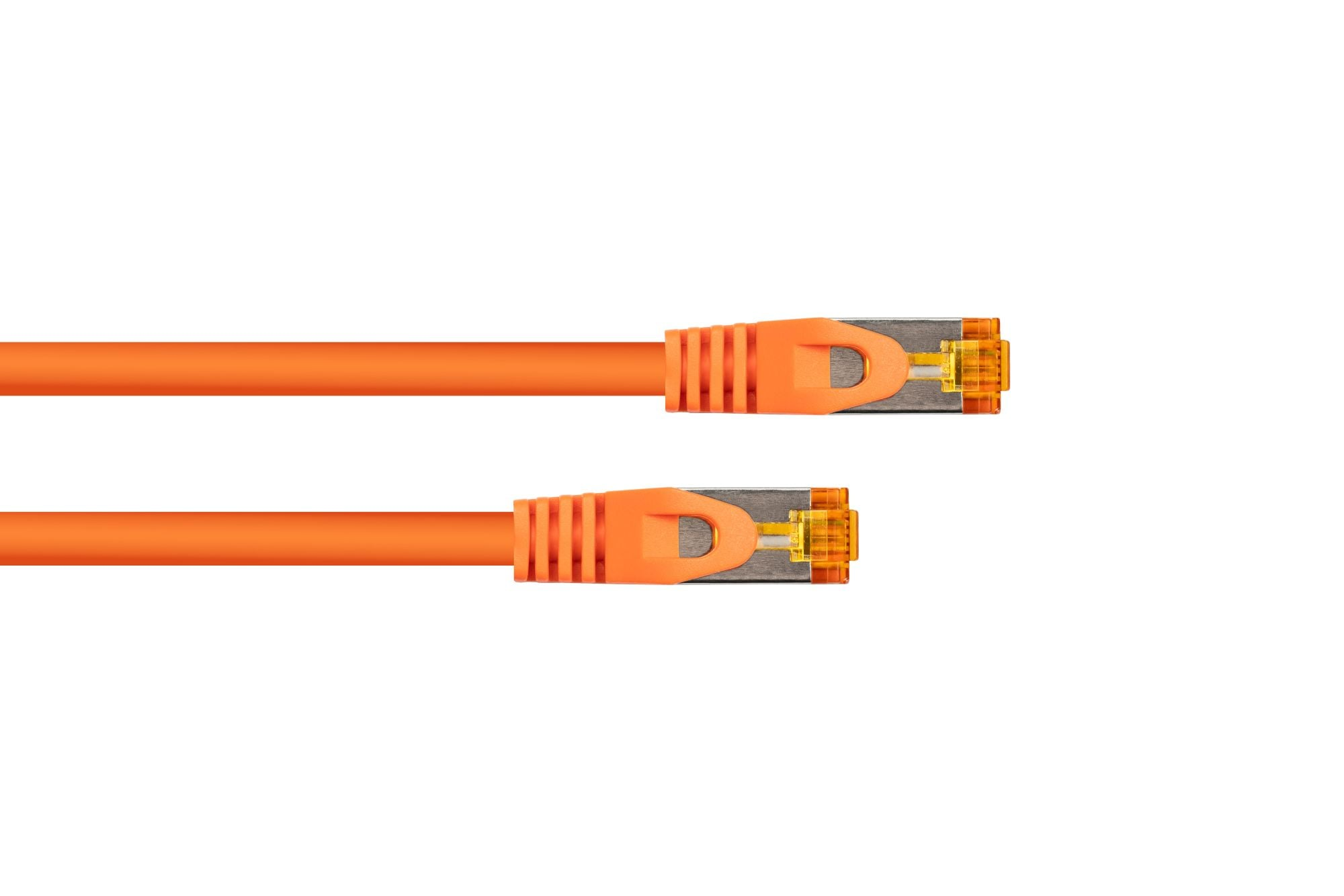 Zwei orangefarbene Ethernet-Kabel mit RJ45-Steckern auf weißem Hintergrund.