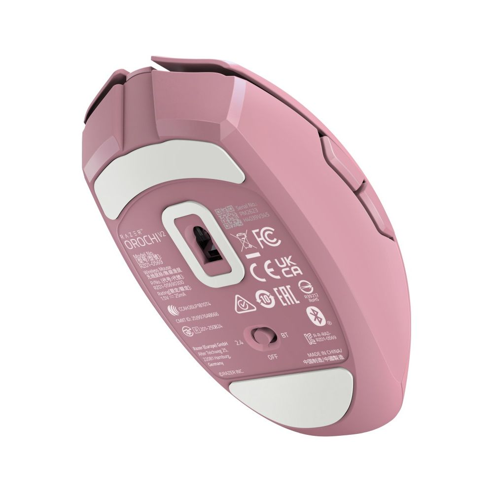 Parte inferior de un ratón inalámbrico Razer Orochi V2 rosa sobre fondo blanco.