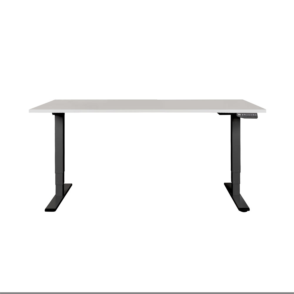 Un bureau assis-debout blanc avec des pieds en métal noir réglables sur fond blanc.
