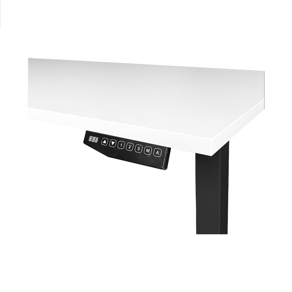 Un bureau debout blanc avec un panneau de commande noir et un affichage numérique sous le plateau.