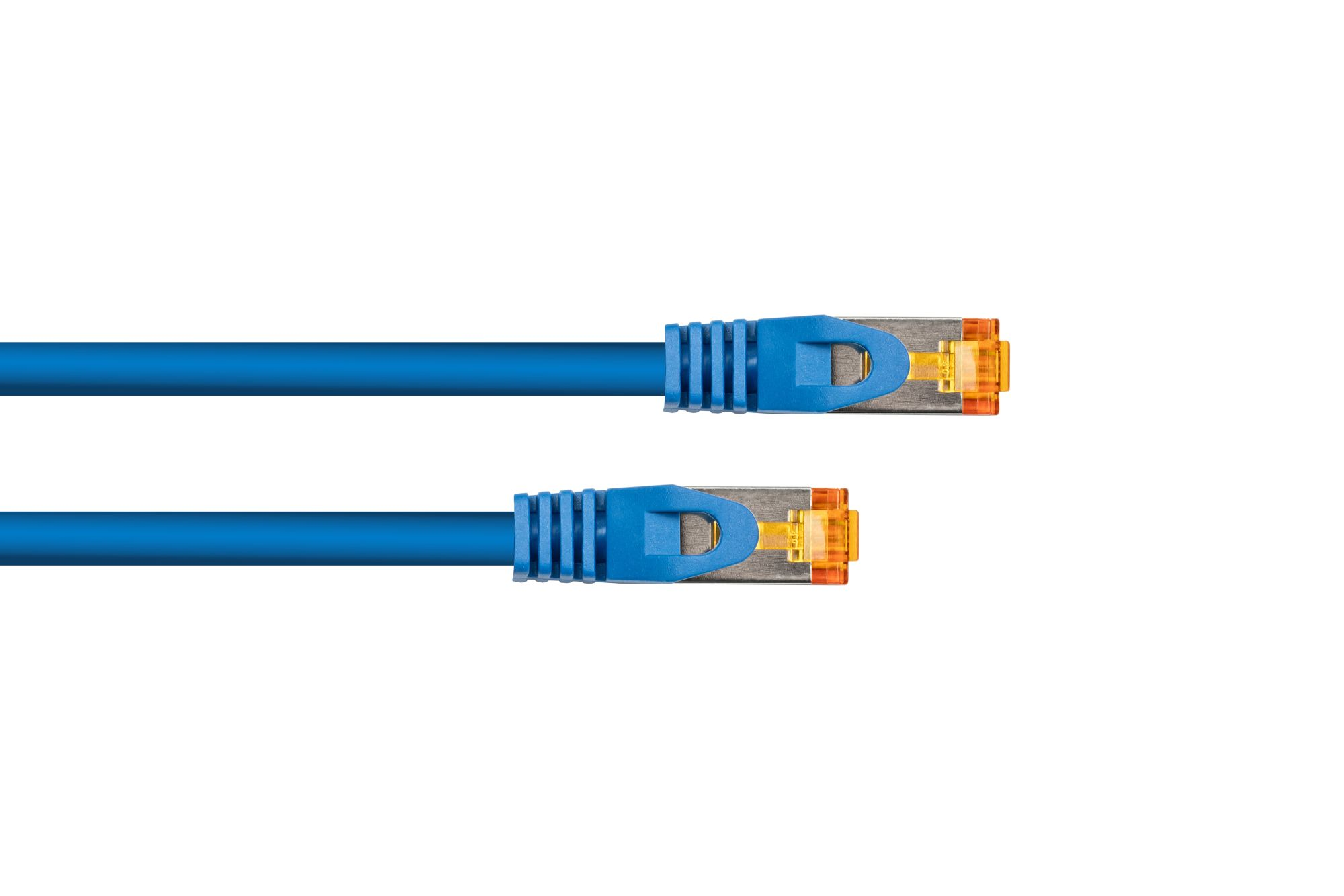 Zwei blaue Ethernet-Kabel mit RJ45-Steckern auf weißem Hintergrund.