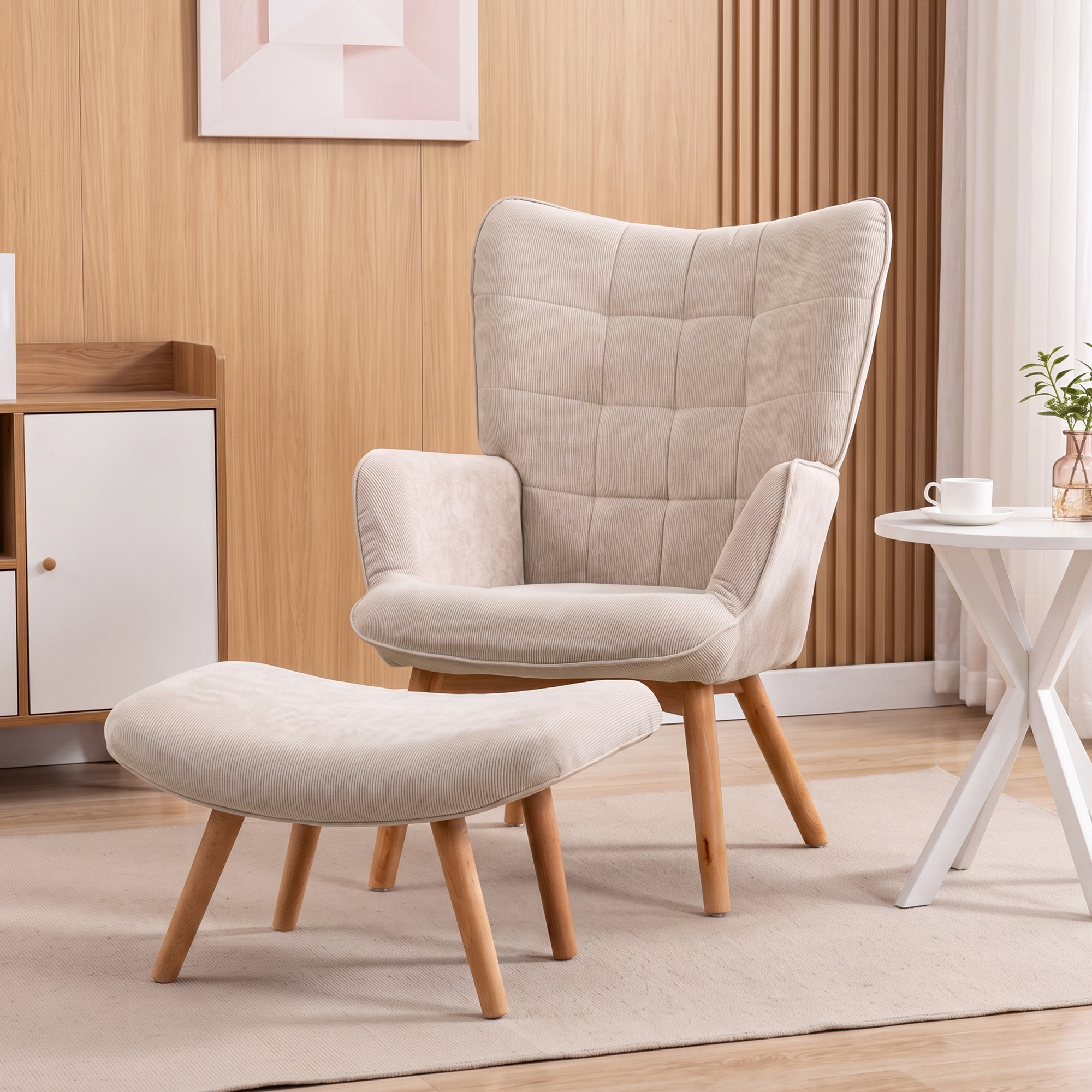 Poltrona beige con poggiapiedi su pavimento in legno in una stanza moderna.